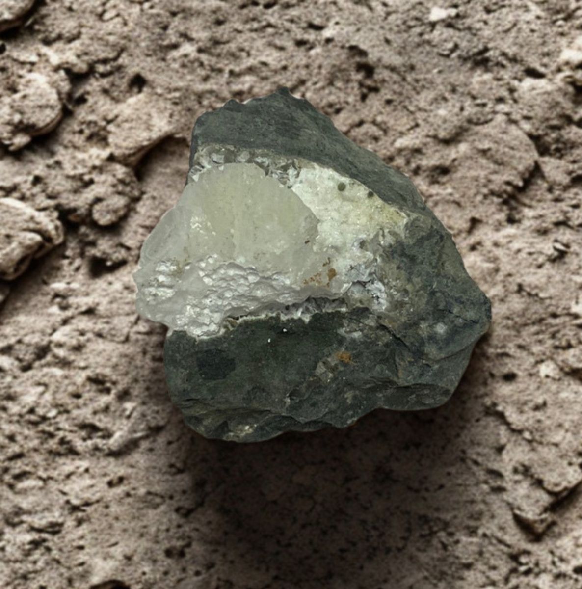 Haulanditt Råsteinsgruppe 237gram - Kun 1 eksemplar